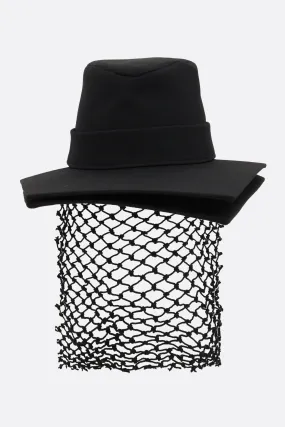  cappello con doppia visiera in gabardine con rete  